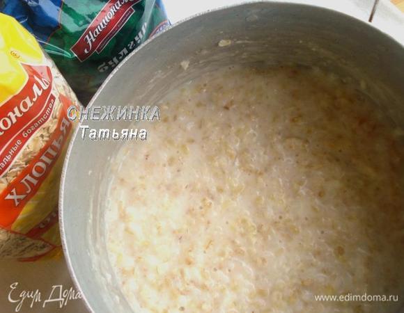 Готовую кашу оставляем немного остыть под крышкой. 