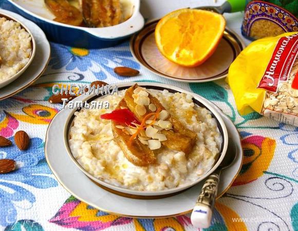 На блюдце выкладываем многозерновую кашу, в середину кладем порцию бананов. Присыпаем миндальными лепестками. В сезон можно добавить ягоды. Будьте здоровы!