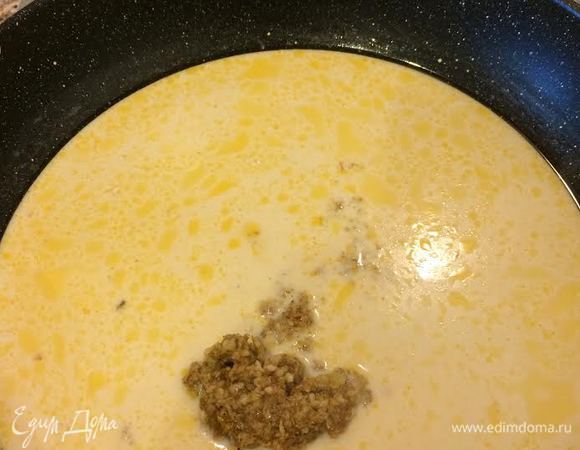 В сковороде с толстым дном смешать молоко и воду, довести до кипения. Затем добавить 2 — 3 ст. л. жира, который остался после жарки курицы, перемешать. Добавить чеснок со специями и еще раз хорошо перемешать.