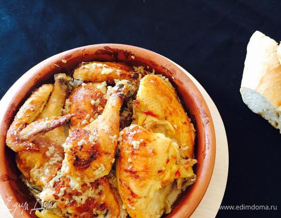 В грузинской кухне нет гарниров. Вторые блюда подают с хлебом или мчады. Подайте это блюдо просто со свежим грузинским хлебом (шотис пури) или кукурузной лепешкой и этого будет достаточно! Приятного аппетита!