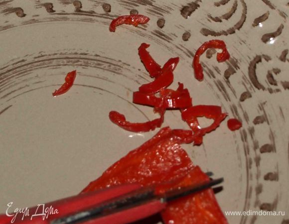 Острый перец разделить на две части, очистить от семян и нарезать. Я нарезаю кулинарными ножницами, это очень удобно.