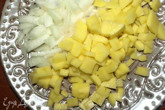 Картофель и лук некрупно нарезать.