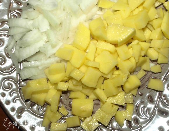 Картофель и лук некрупно нарезать.