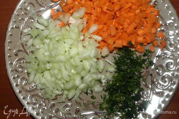 Морковь очистить и нарезать кубиками, сельдерей мелко порубить, часть укропа мелко нашинковать.