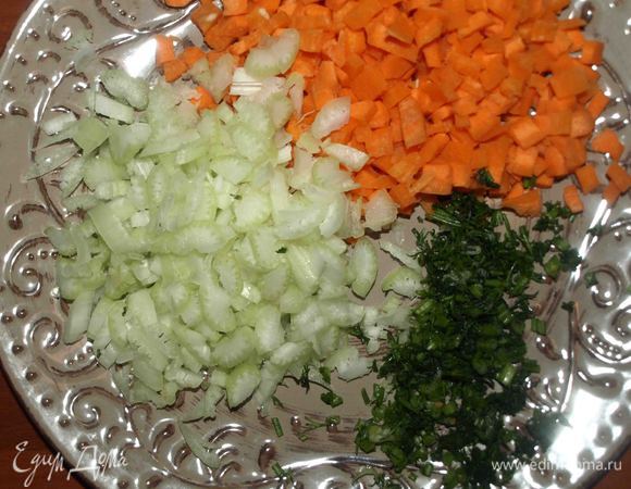 Морковь очистить и нарезать кубиками, сельдерей мелко порубить, часть укропа мелко нашинковать.