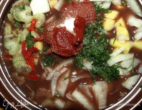Добавить к фасоли овощи и зелень, томатную пасту, щепотку сахара (при желании), соль, перец по вкусу. Перемешать и оставить вариться на 1 час на медленном огне.