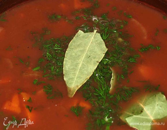 Когда суп готов, добавить оставшуюся зелень, лавровый лист. При необходимости добавить соль, перец. Варить еще 5 минут. Снять с огня и дать настояться под крышкой 10 минут. Убрать из супа лавровый лист.