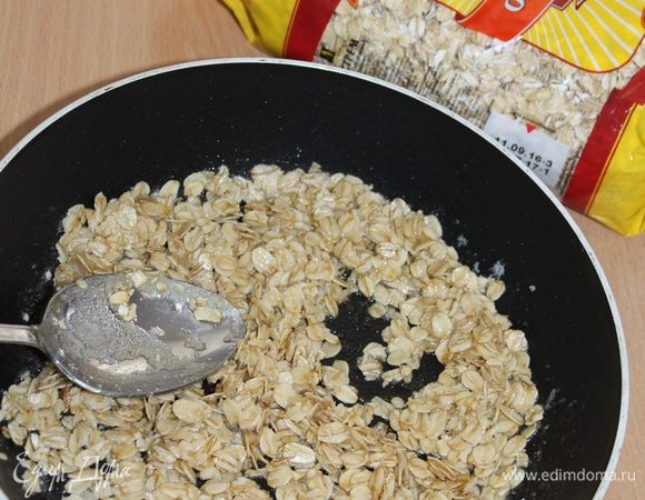 Штрейзель: в сковороде растопить масло, насыпать сахар и овсянку ТМ «Националь». Поджарить овсянку до слегка золотистого цвета.