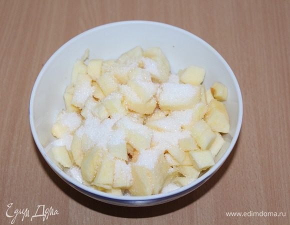 Яблоки очистить и нарезать кубиками, посыпать 2 ст. л. сахара и отправить в микроволновку примерно минуты 3 — 4.