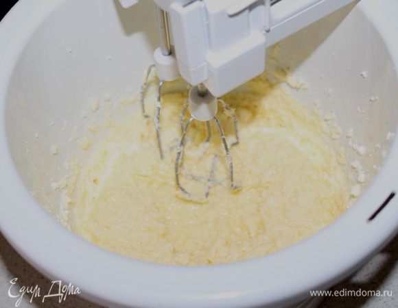 Для теста: взбить масло с сахаром, потом яйцо добавить.