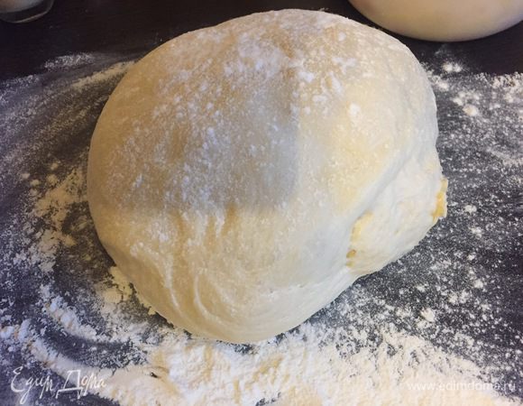 Тесто можно любое. По вкусу и чтобы долго не черствело, лучше дрожжевое. У меня хлебопечка. Все загрузила, кнопочку нажала, пошла делать начинку.