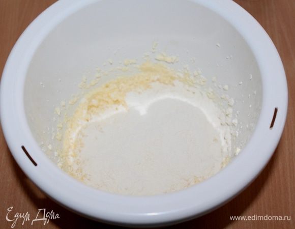 Затем в три приема чередовать молоко и муку с разрыхлителем.