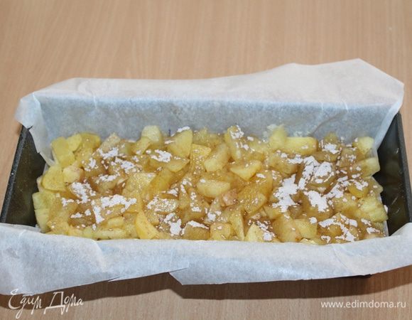 Сверху на тесто разложить яблочную начинку, присыпать 1 ч. л. корицы.