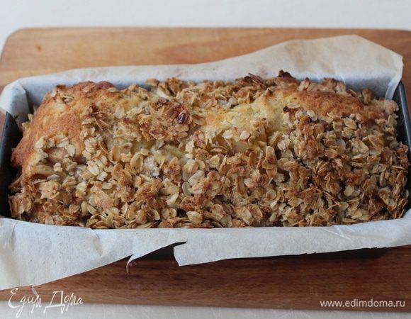 Выпекать кекс при 180°С 40 — 45 минут. Чтобы верх не подгорел, в середине выпечки кекс необходимо прикрыть.