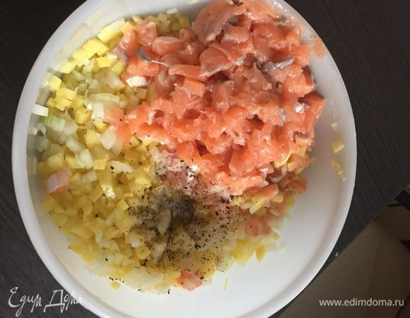 Животики и филе режем на кусочки. Если мясо, резали бы мельче. Рыбу можно покрупнее 1 см. Естественно, все косточки и шкурки убираем.
Картофель, лук — мелко кубиками.
Посолили, поперчили.