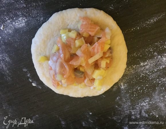 Готовое тесто обминаем. Делим на кусочки 50 — 60 граммов. Раскатываем, кладем начинку, защипываем треугольником. Сверху приклеиваем крышечку. 