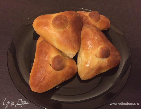 Смотрим — как только зарозовели — вытаскиваем, отковыриваем крышечки и вливаем туда ложкой горячий бульон. Сколько войдет. Обычно 2 ст. ложки. Закрываем крышечки. Опять в духовку на 15 минут. Может чуть дольше, смотря какая духовка. Когда будут готовы, вытащить из духовки, накрыть полотенцем, дать постоять.
Наслаждаемся с бульоном или чаем. Очень вкусно.
Приятного аппетита!

