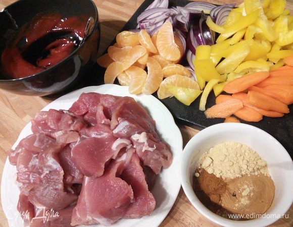 Свинину обмыть, обсушить бумажным полотенцем, очистить от пленок и жилок, нарезать на тонкие медальоны. Мандарины очистить от шкурки и прожилок. Подготовить специи, нарезать овощи. Соус я изменила под себя: смешала томатную пасту, вино, кетчуп и соевый соус, добавила несколько ложек кунжутного масла для аромата. Нерафинированное кунжутное масло холодного отжима имеет ярко выраженный аромат кунжута и обладает приятным кусом, поэтому я добавила его в соус. Если ваше кунжутное масло имеет желтый цвет, почти не имеет запаха (слабый ореховый, сладковатый аромат), то вы можете смело жарить на нем мясо.