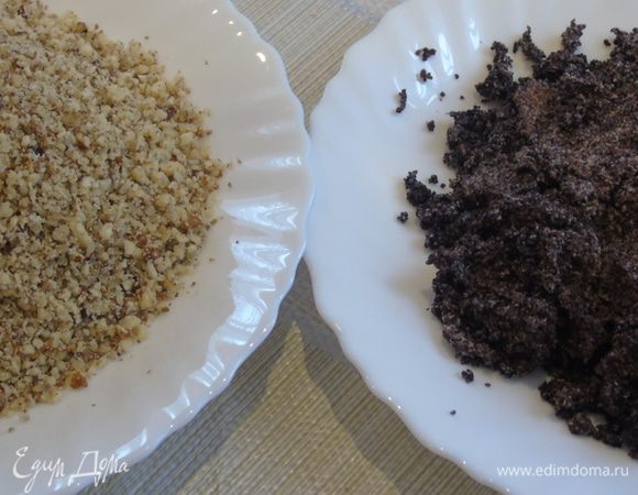 Разогрейте духовку до 180°С. Мак залейте кипятком и измельчите в кофемолке или прокрутите на мясорубке. Орехи измельчите в блендере.