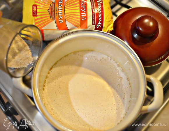 В сотейник налейте молоко и доведите до кипения. Энергично помешивая, всыпьте манную крупу ТМ «Националь», добавьте щепотку соли, сахар и ванильный сахар. Немного проварите. Каша должна получиться по густоте, как сметана средней густоты. Если получается слишком густой, то добавьте горячего молока.