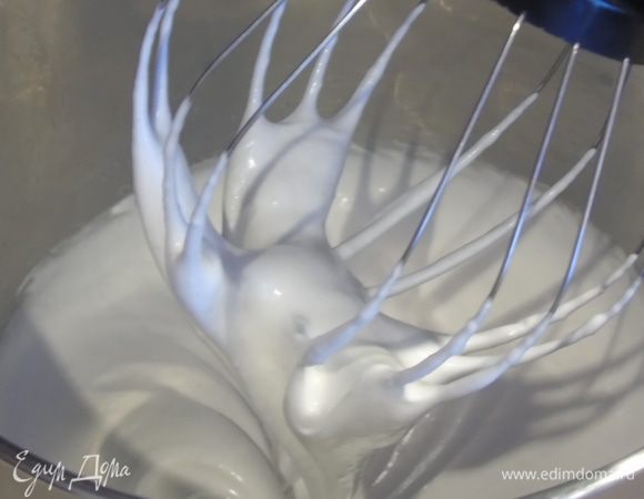 Белки взбейте со щепоткой соли, постепенно добавляйте сахар. Взбейте до образования блестящей массы (мягких пиков).