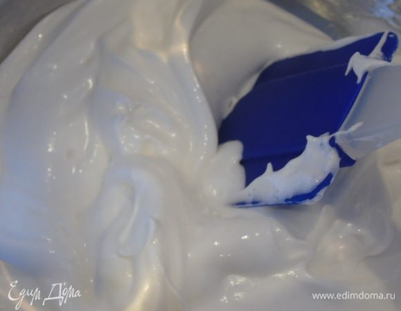 Влейте растительное масло и слегка взбейте на минимальной скорости.