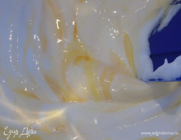 Добавьте желтки и перемешайте лопаткой.