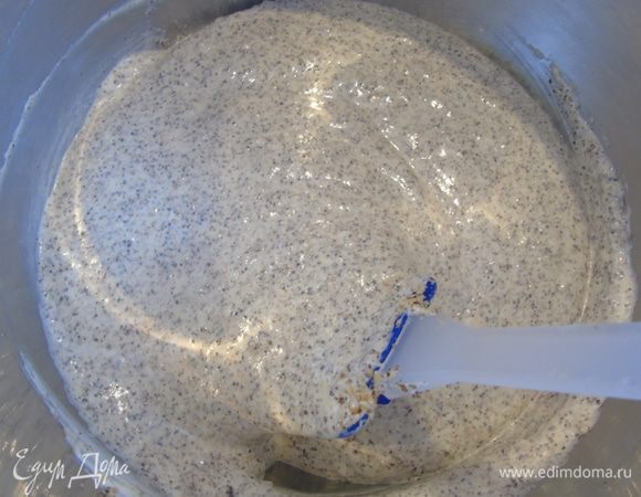 Всыпьте мак и орехи. Тщательно перемешайте.