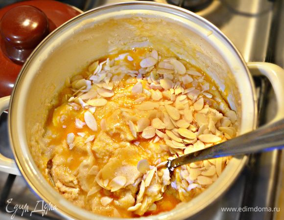 Далее снимите кашу с плиты, добавьте сливочное масло и перемешайте. Накройте кастрюлю крышкой и дайте постоять 10 минут. Отделите желтки от белков. Желтки вместе с лепестками миндаля добавьте в кашу.