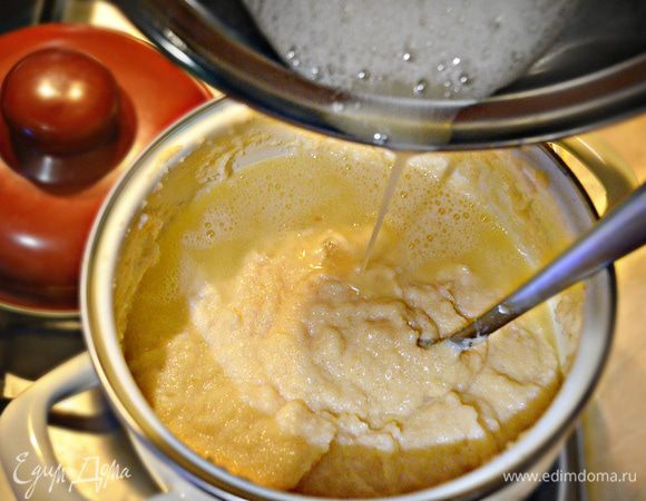 Белки взбейте в пену и аккуратно введите в кашу. Перемешайте.