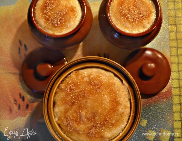 Формы (у меня получилось 3 шт.) смажьте сливочным маслом и выложите кашу. Сверху посыпьте коричневым сахаром и лепестками миндаля (оставшаяся 1 ст. л.). Поставьте формы в разогретую до 180°С духовку на 15 — 20 минут.