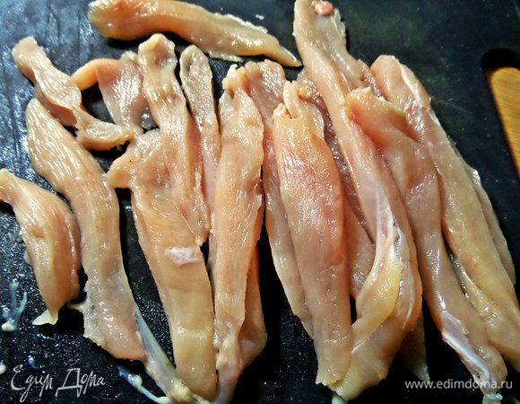Куриную грудку разрезать по толщине вдоль, потом — поперек соломкой.
