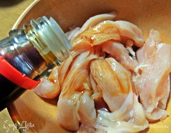 Полить соевым соусом «Терияки» для маринада.