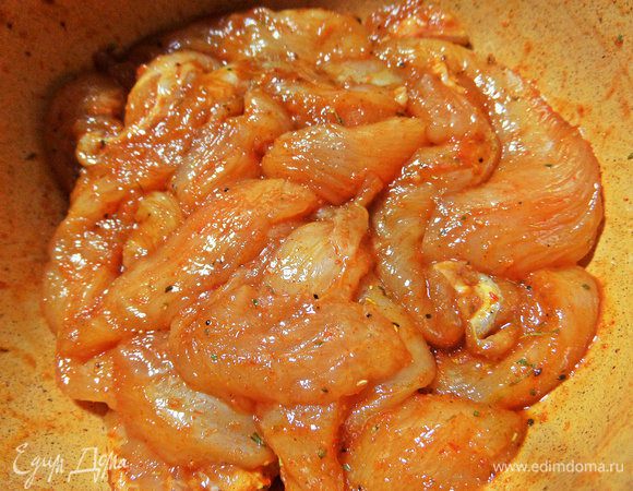 Перемешать хорошенько в приправах и оставить мариноваться в холодильнике ночь или дольше, до готовки.