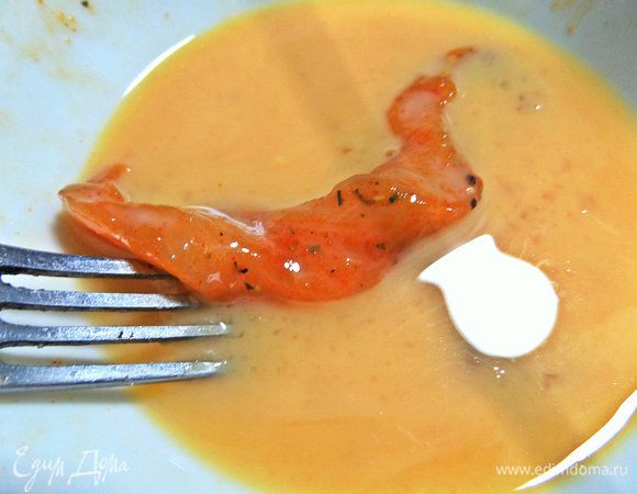 Взбить яйцо с молоком или водой и опустить в него наши заготовки.