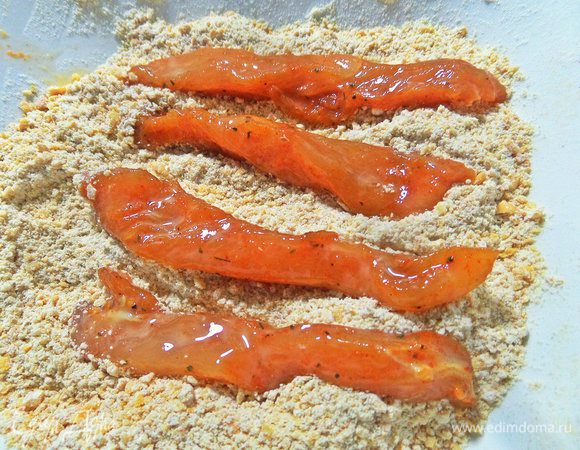 Перенести вилкой в панировку.