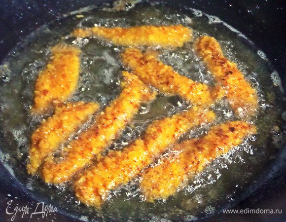 Перевернуть и обжарить снизу. Готовые перенести на салфетку.