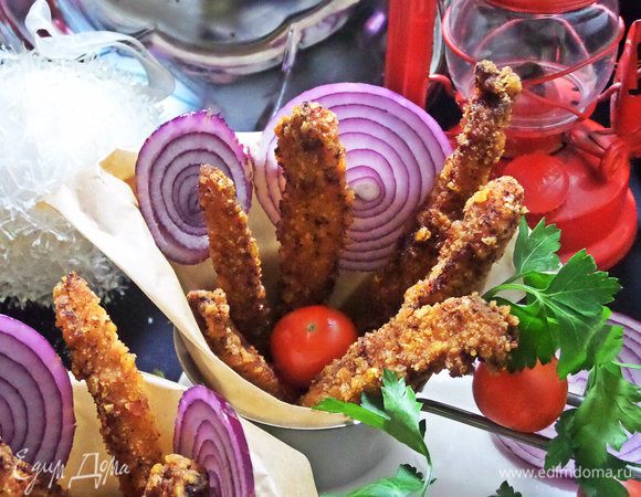 Украсить тонкими колечками красного лука.