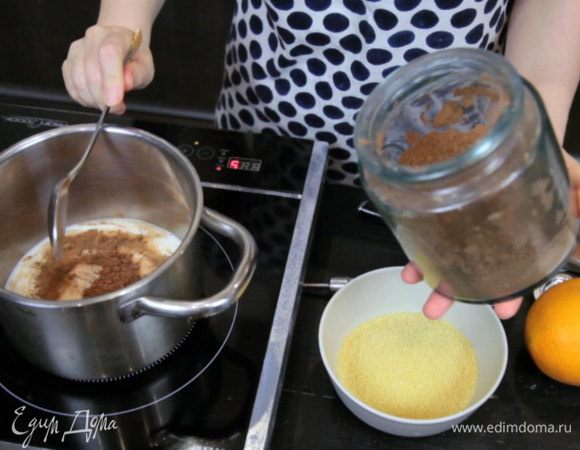 Нагреть молоко с какао, корицей и сахаром.