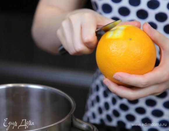 Затем добавить цедру апельсина и дать немного ей потомиться.