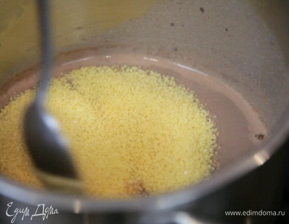 Вынуть цедру и всыпать в горячее молоко кускус ТМ «Националь», перемешать, накрыть крышкой и оставить на 5 минут.