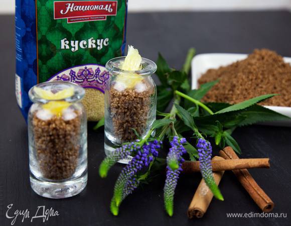 Сервировать десерт дольками апельсина.