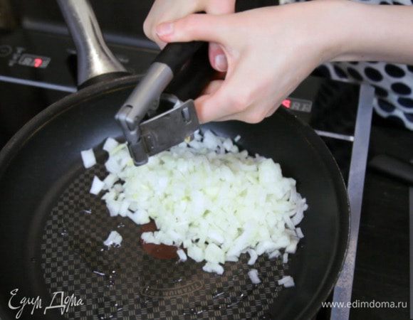 Обжарить лук с чесноком до золотистого цвета.
