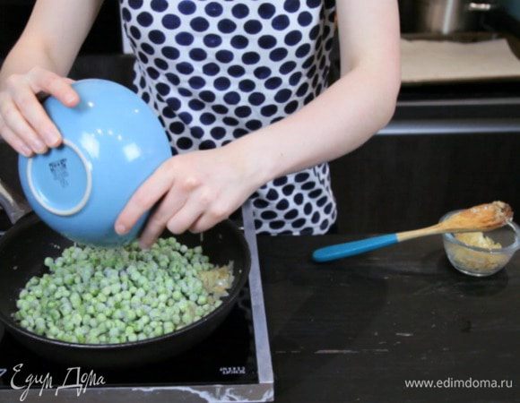 Отложить половину луково-чесночной смеси, ко второй добавить горошек и готовить под крышкой 5 — 10 минут.