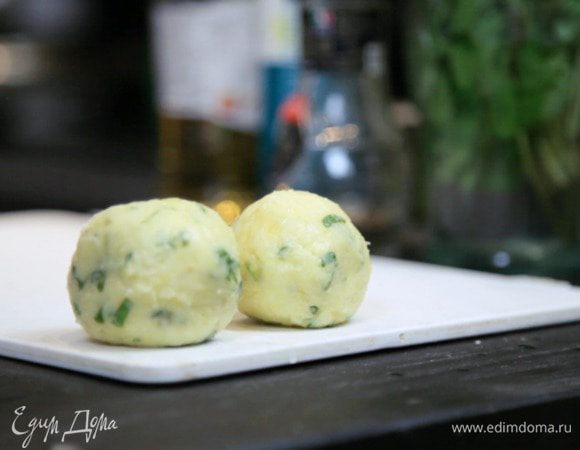 Скатать шарики. Пока катаете шарики, нагрейте масло для фритюра. Оптимальная температура — 170-180°С