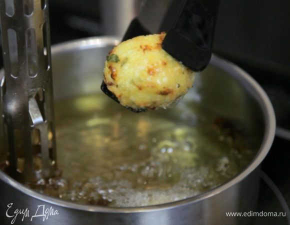Обжарить шарики во фритюре до золотистого цвета. 