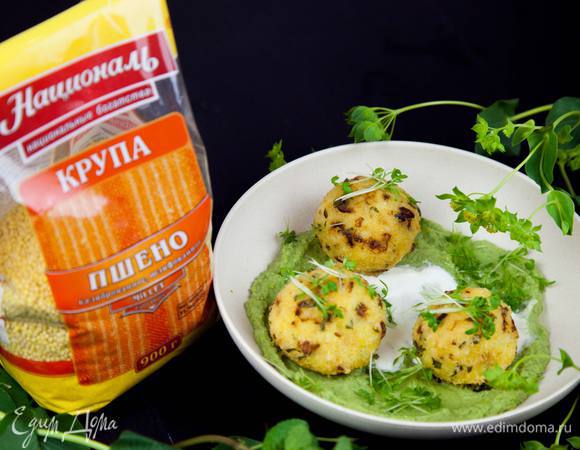 Подавать с гороховым пюре и сметаной.