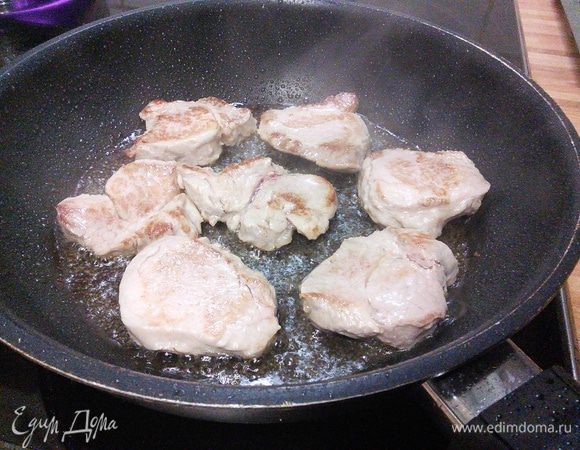 Итак, мясо нужно обжарить до золотистой корочки с обеих сторон (по 1 — 2 минуте с каждой стороны). Здесь важно оставить мясу достаточно места на сковороде, иначе оно будет тушиться, а не обжариваться. Если из него выделится мясной сок, оно станет жестким и сухим. Поэтому не ленитесь обжаривать мясо поэтапно. Готовое мясо сложите на тарелку и отставьте в сторону.