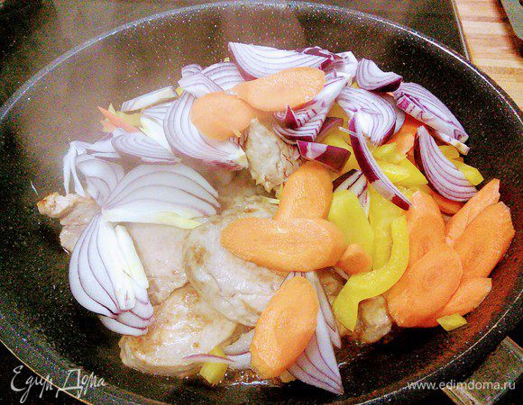 Когда все мясо обжарено, верните его в сковороду и добавьте овощи. Обжарьте все вместе в течении нескольких минут.