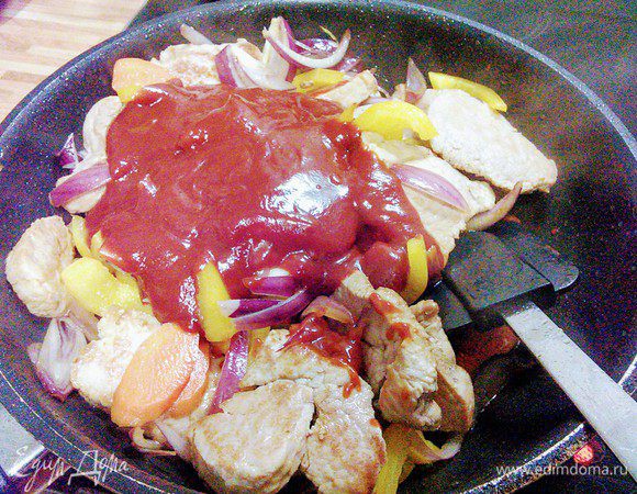 Добавьте соус и специи, размешайте и тушите еще в течении нескольких минут.